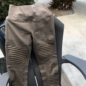 ALO YOGA/ Stretch pants Mushroom color size Lg